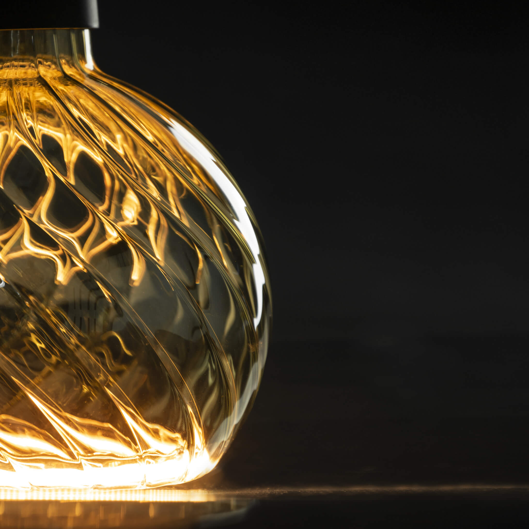 SEGULA LED Floating Globe 150 twisted smokey grau E27 230Lm