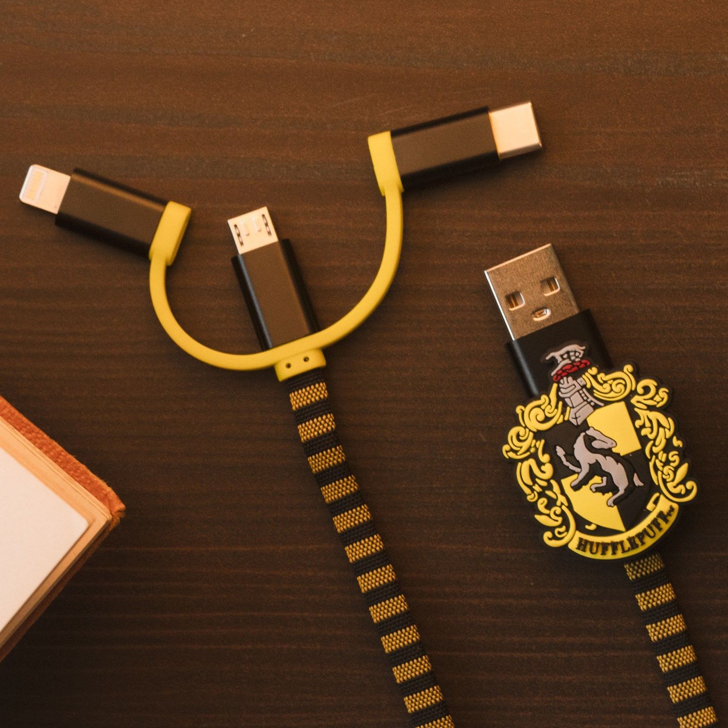 ThumbsUp! Ladekabel Hufflepuff 3in1 Lightning/Micro/USBC Ladekabel
